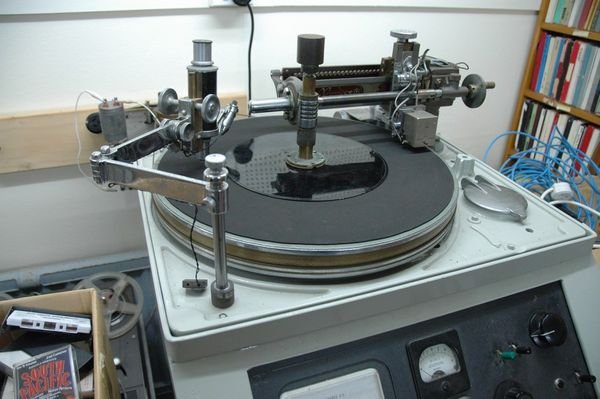 Record cutting machine