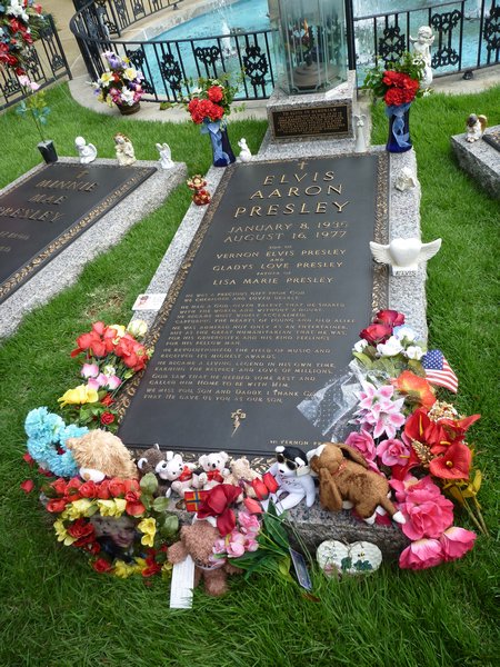 Graceland! - Elvis' grave