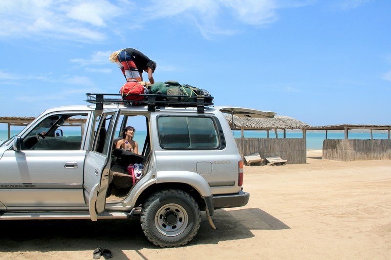 Loading the 4x4 to get to Punta Gallinas, yesssa !!