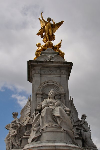 Statue infront of Buckingham Palace