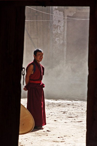 Monk through a Doorway, Xiahe