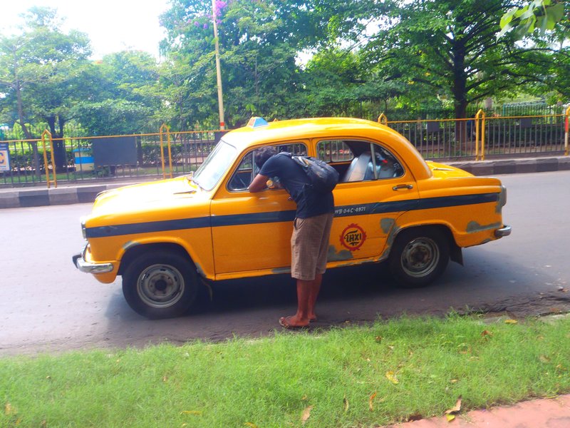 Ang haggling with a taxi wallah