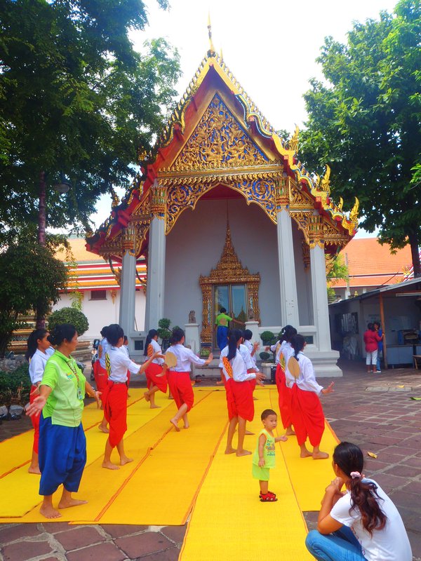 Dance class at Wat Pho