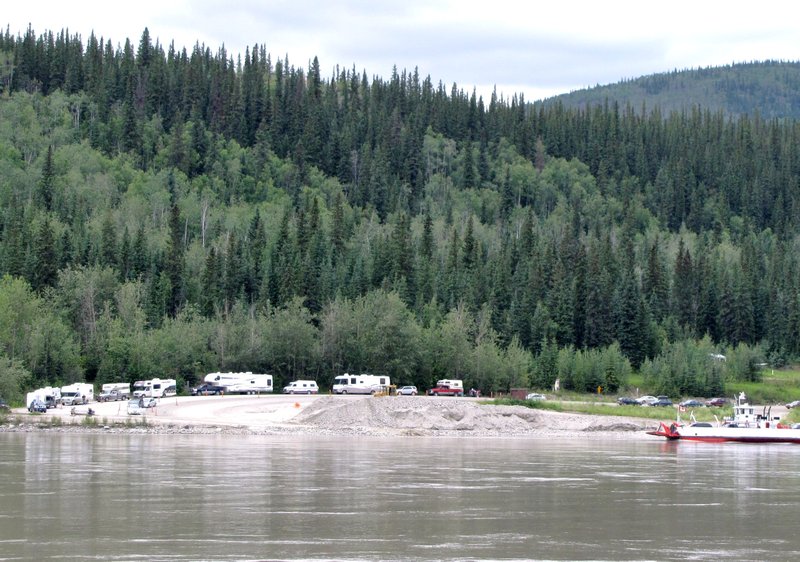 AK7 July15 RVs and cars waiting for the ferry--some will wait awhile