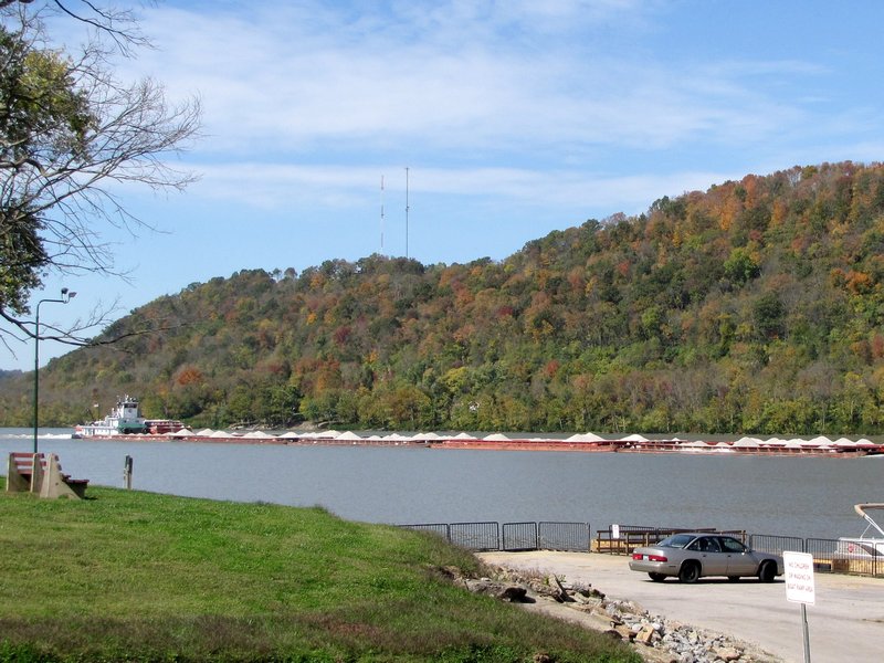 Oct10 1 Gravel barge on the Ohio River at RV park