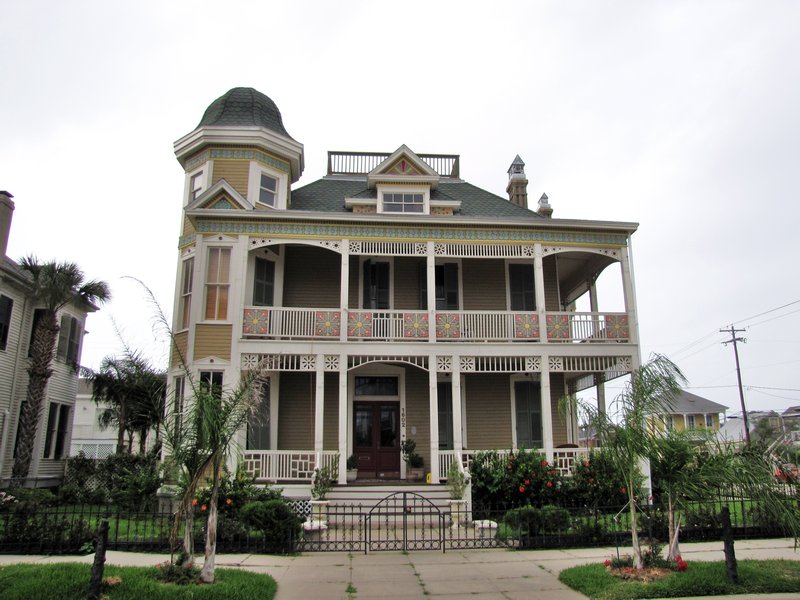 412-31 Victorian house in Galveston