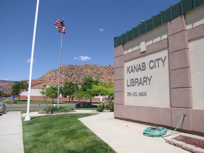 512-164 Kanab Library against the red hills