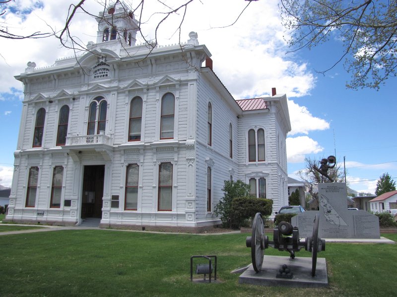 612-12 County courthouse in Bridgeport, CA