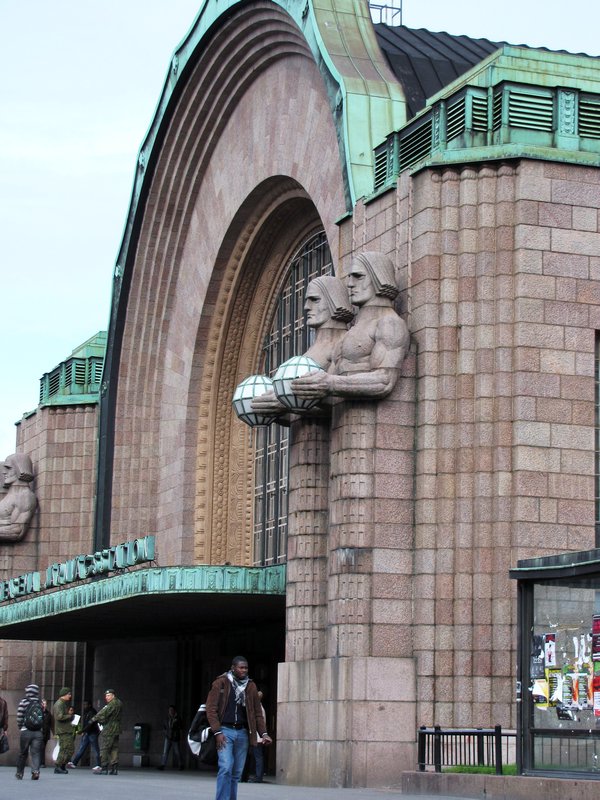 92-1 Helsinki Train Station-front