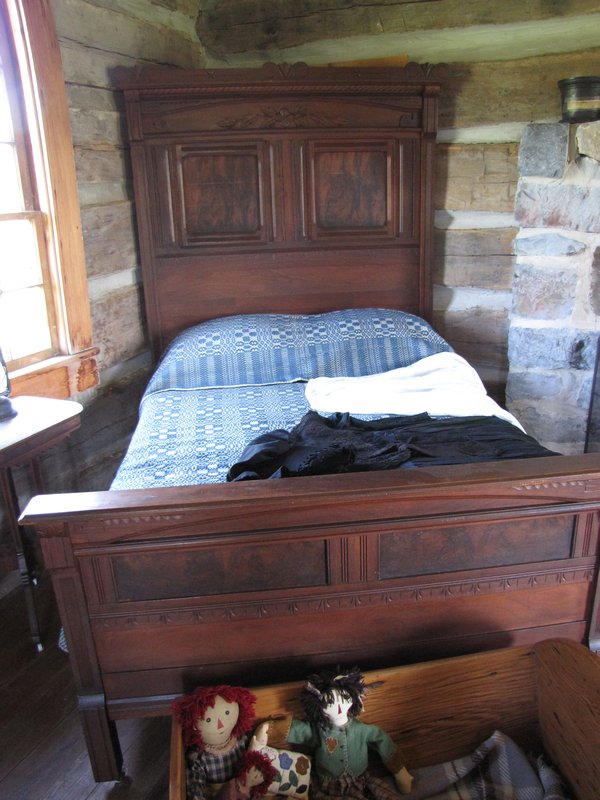912-x11 Bed from the time of her birth