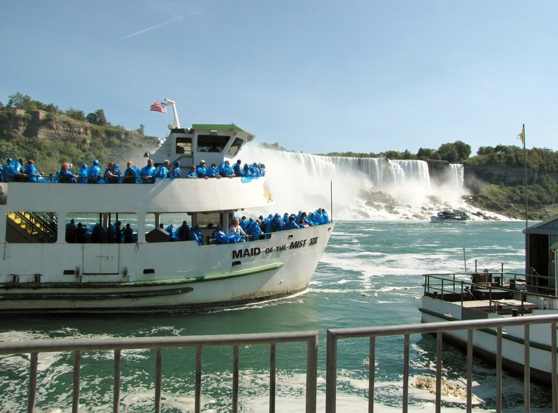 912-70 Maid of the Mist tour--boat before ours