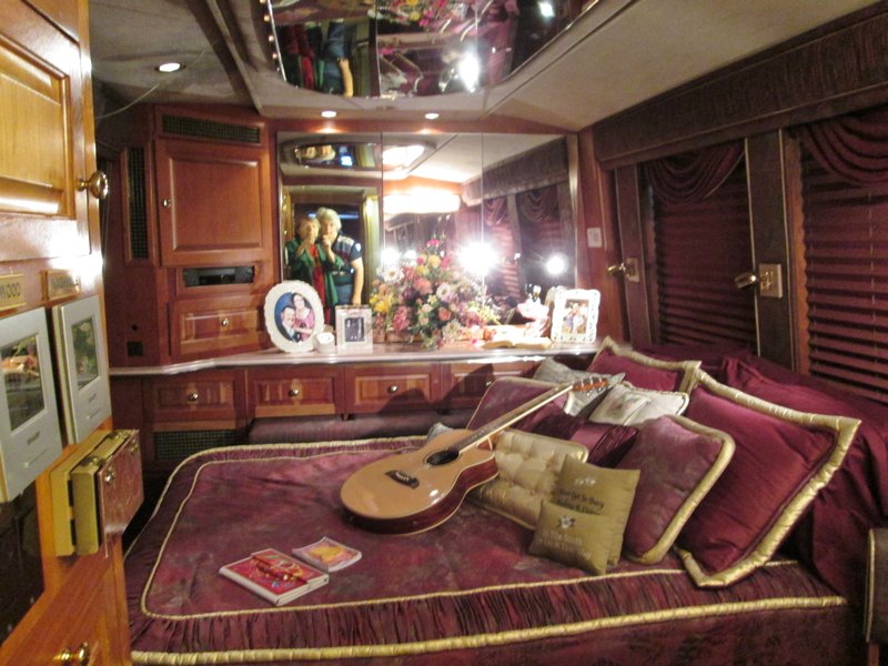 1212-8 Dolly's bedroom in her bus