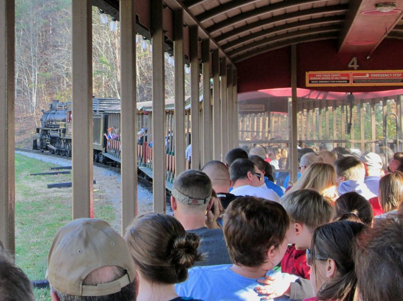 1212-17 The Dollywood Express Train going around a curve