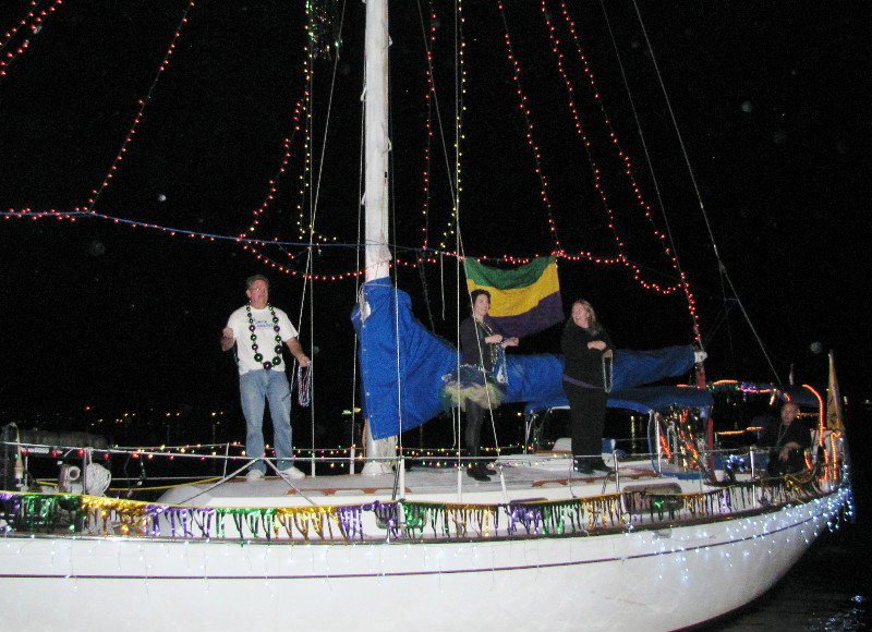 1302-86 Revelers on the sail boat tossing beads