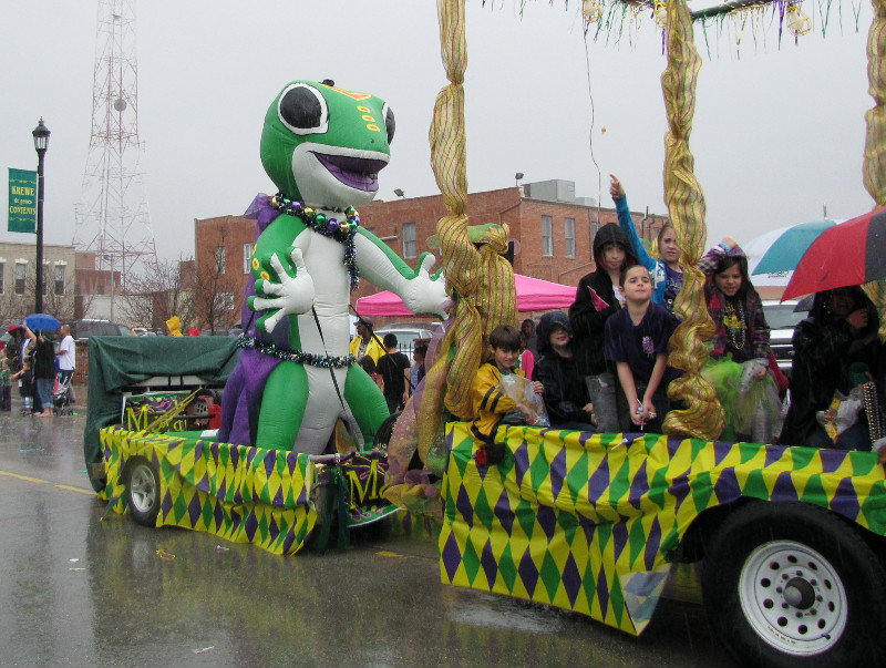 1302-77 The Geico Gecko comes visiting the Children's Parade