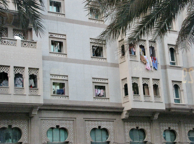 1304-252 Washday at upscale apartments in Dubai