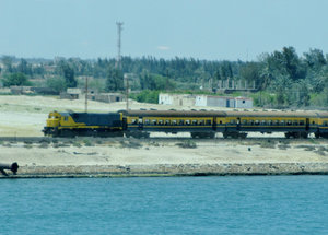 1304-379 An Egyptian train along the northern part of the Suez