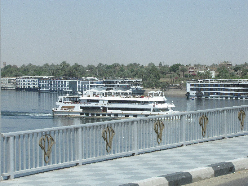 1304-331 Tour boats lined up on the nile