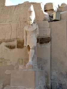 1304-343 Ramses statue in first Pylon