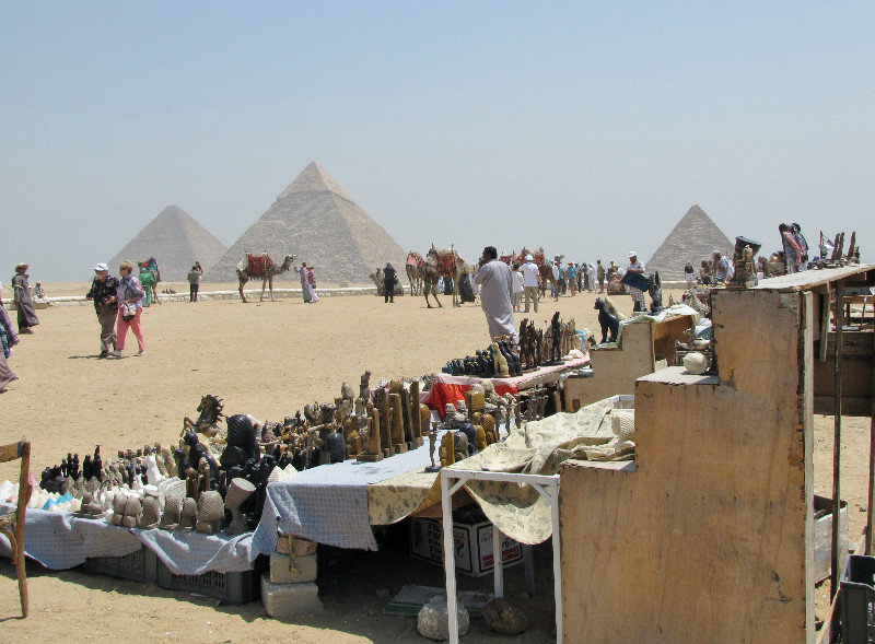 1304-390 The great pyramids and some of the many hawkers