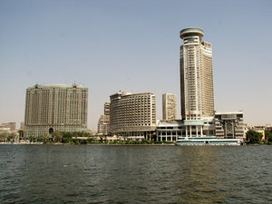 1304-412 5-star hotels and office buildings along Nile