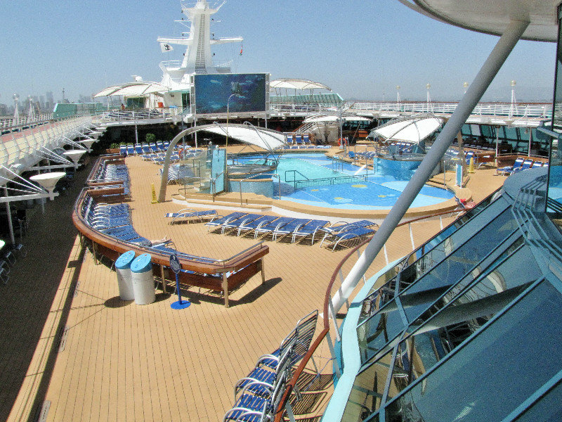 1304-278 The pool on deck 9 and the track area on deck 10