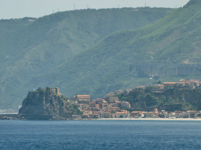 1305-11 Fort, village, and beach on starboard side opposite Sicily