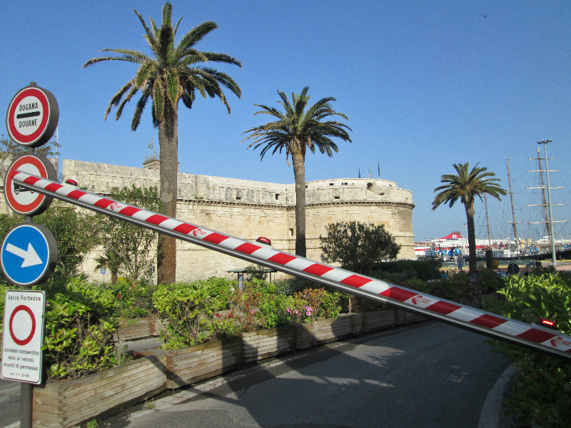 1305-15 The fort at the port gate in Civitavecchia