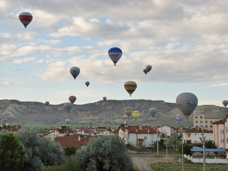 1305-262 Balloons landing in Avanos--view from hotel room