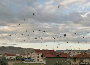 1305-261 Balloons at sunrise drifting toward Avanos