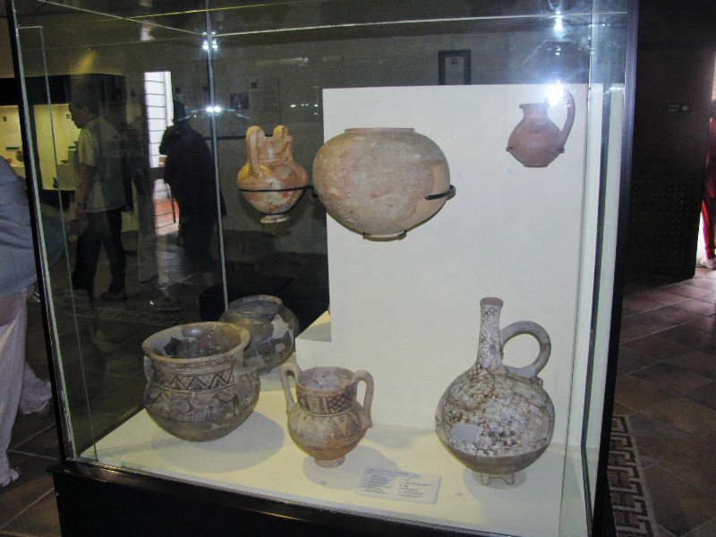 1305-283 Earthenware pots