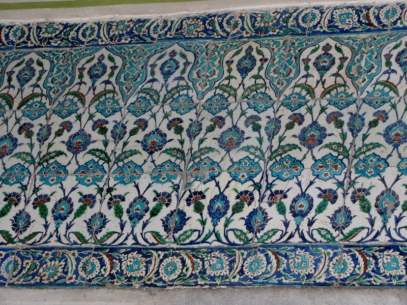 1305-326 Some of the blue tile for which the mosque is named--note the tulips