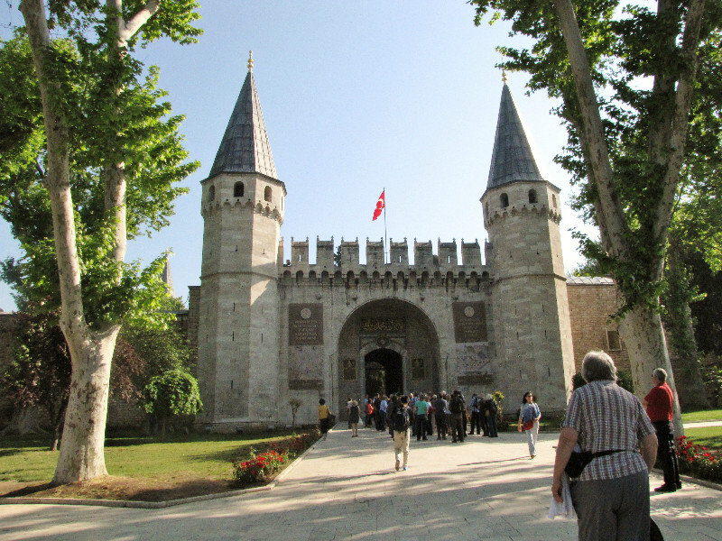 1305-337 The Gate of Salutation into the main part Topkapi Palace