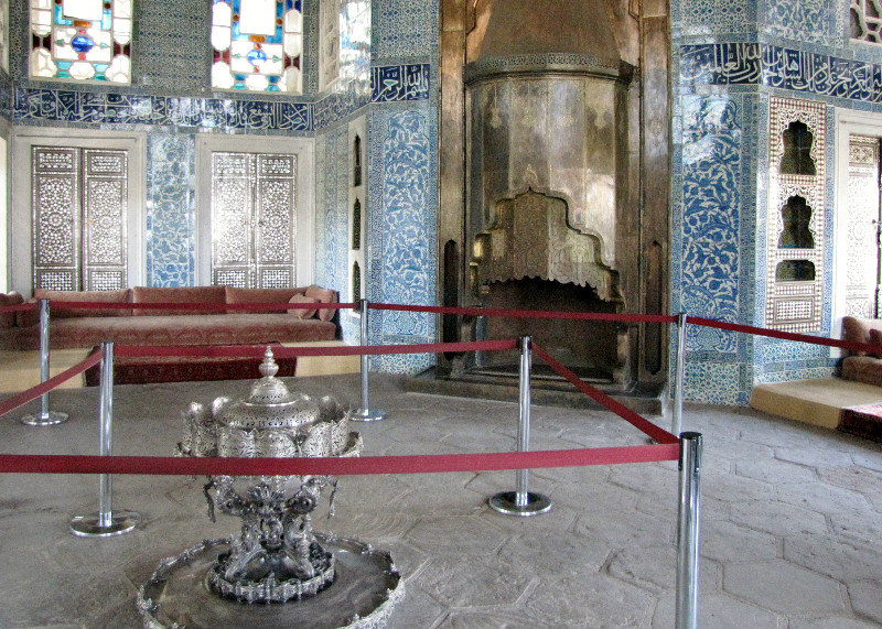 1305-351 Inside the Baghdad Pavilion