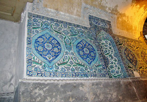 1305-379 Hagia Sofia--some of the famous Turkish tile in ramp area to the gallery