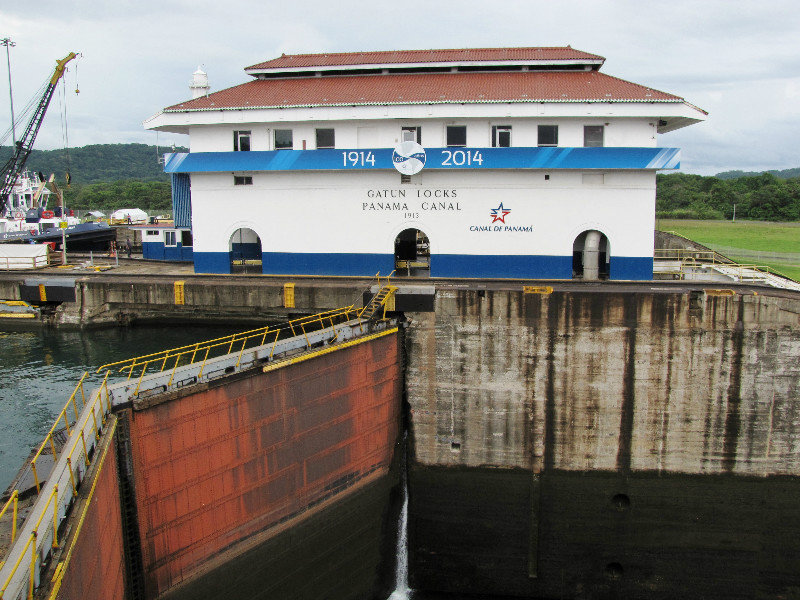 1311-165 Gatun Lock and operations building