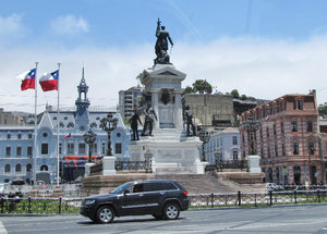 1312-25 Plaza Sotomayor with Naval Command building in back--Statue and memorial to Chilean Naval Heroes in center