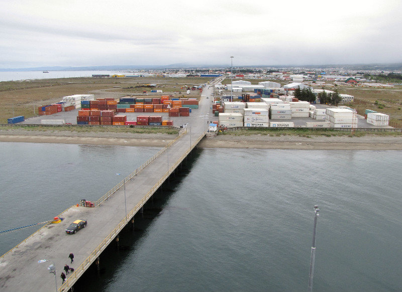 1312-179 The long walk toward Punta Arenas from the ship