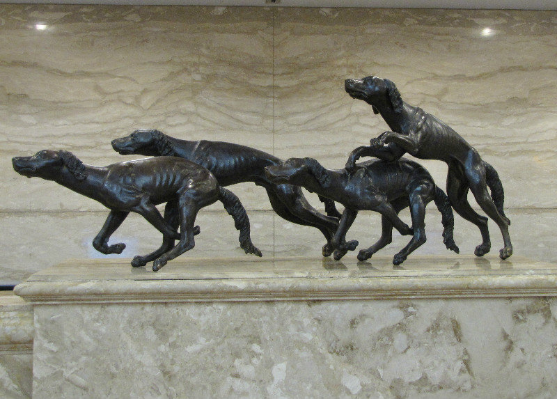 1307-19 Bronze of fox hunting hounds at Chantilly Marriott