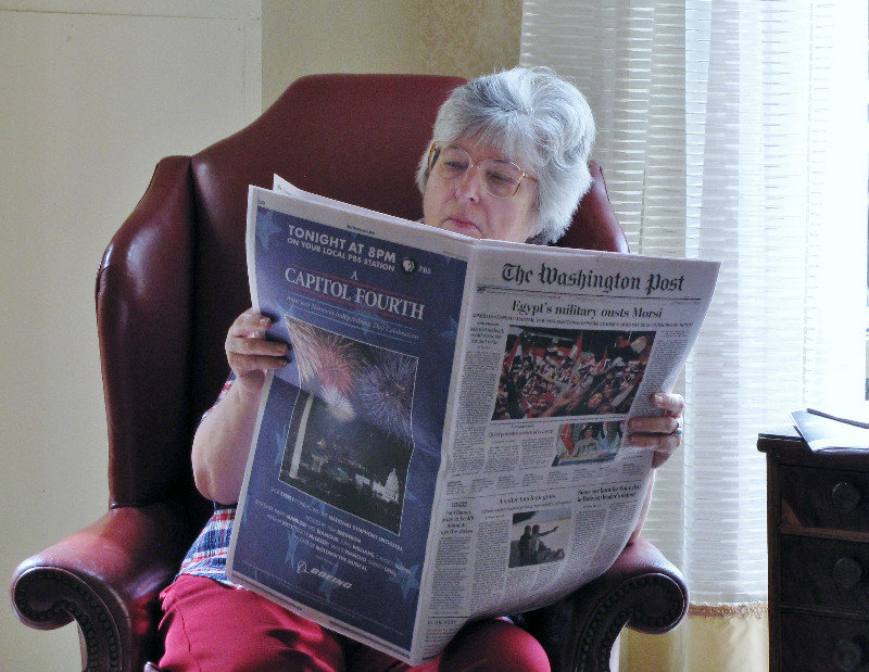 1307-20 Sharon waiting for relatives and catching up on the news