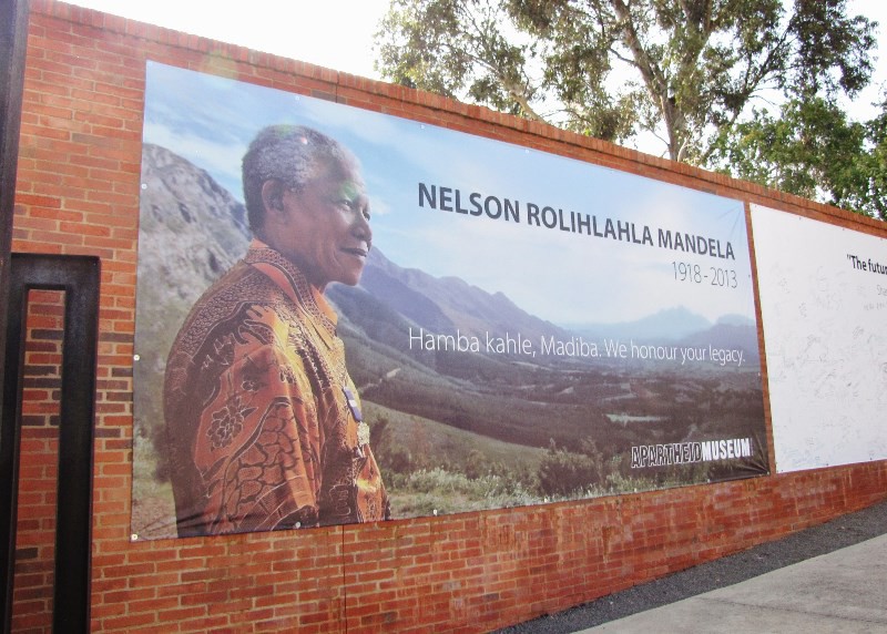 1403-550 Honoring Mandela's death on museum wall