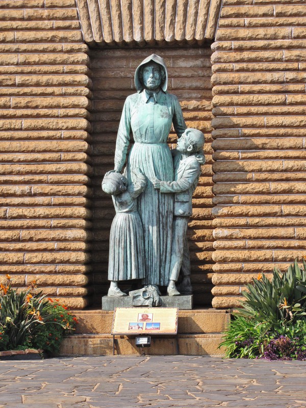2104-26 Voortrekker Monument, Pretoria--Massive Sculpture of Voortrekker Mother and Children