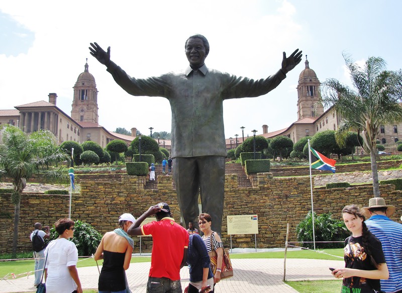 2104-59 New statue of Nelson Mandela with Union Buildings in Background