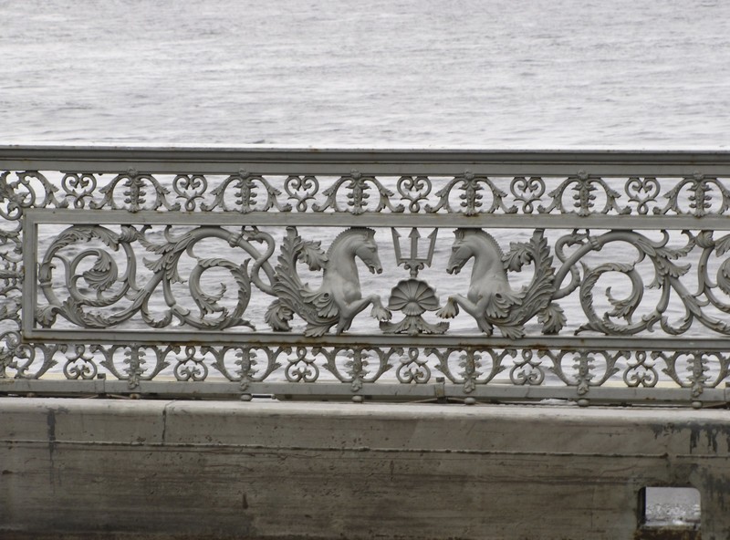 1405-197  Ironwork details of tridents and seahorses on Blagoveshcensky (Annunciation) Bridge
