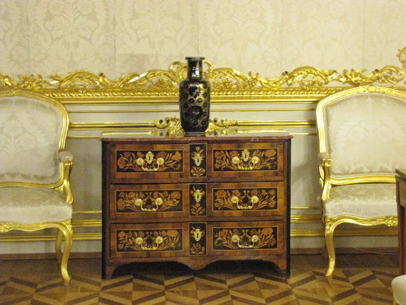 1405-219  Inlaid furniture A