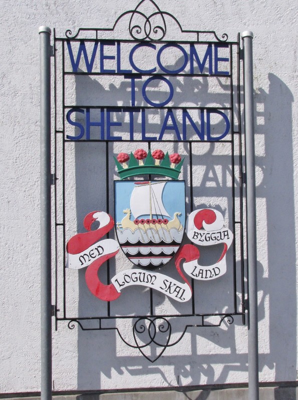 1406-52 Welcome sign in Lerwick, our port