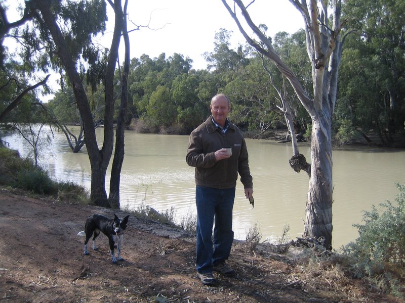 Morning tea with his new friend on the banks of the Darling River IMG 6971