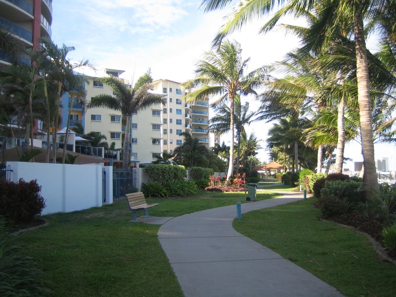 Walkway along front of Marina IMG 7837