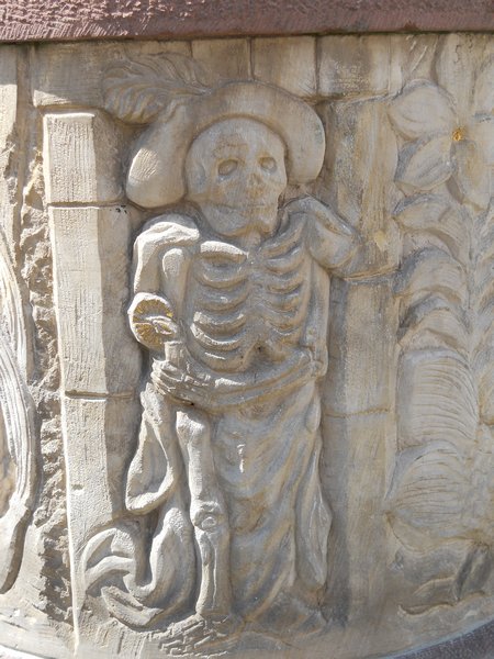 Skeleton on the fountain in Steinau