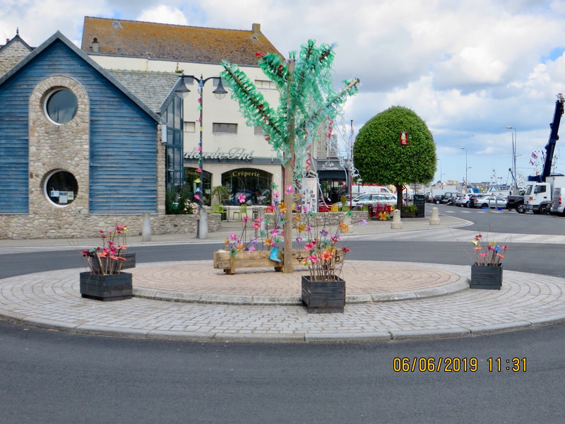 Decorated roundabout 